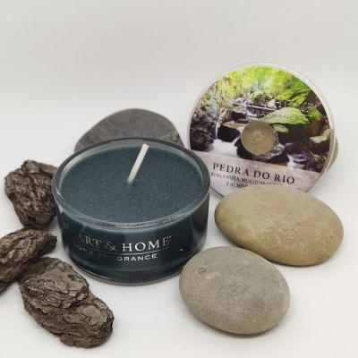 Vela aromática ART & HOME, pedras lisas e cascas de pinheiro com rótulo circular PEDRA DO RIO