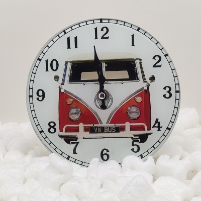 Relógio redondo com imagem de carrinha VW Bus vermelha e branca