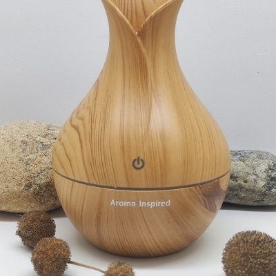 Difusor de aromas com aparência de madeira clara e formato de flor