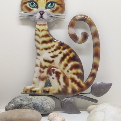 Escultura decorativa de gato metálico com pedras e folhas prateadas