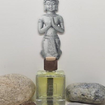 Difusor de aroma com figura de Buda em cima e pedras naturais em volta