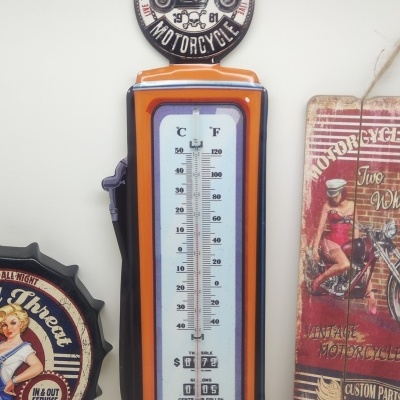 Termómetro decorativo formato bomba de gasolina laranja com círculo superior com texto New York Motorcycle e imagem de mota