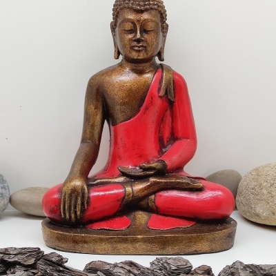Estátua de Buda em resina castanho dourado e vermelho com casca de árvore e pedras