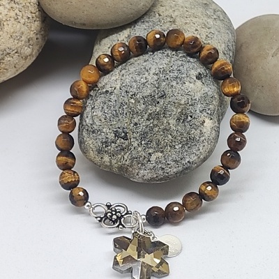 Pulseira de contas de pedra tigre com pendente de cristal em forma de flor