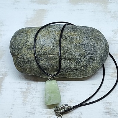 Colar com pendente verde claro em pedra trapezoidal e cordão preto