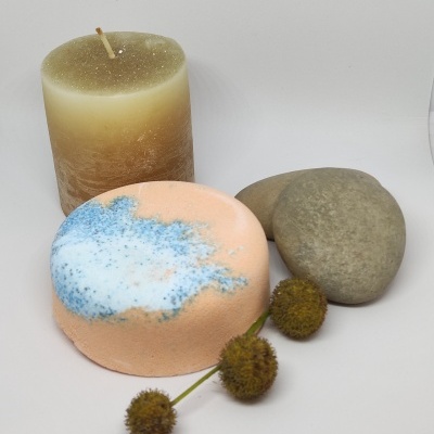 Velas decorativas, pedras cinza e flores secas em estúdio