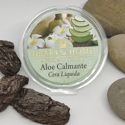 Vela de cera líquida Aloe Calmante da Heart & Home com flores e aloe vera, rodeada por pedras e casca