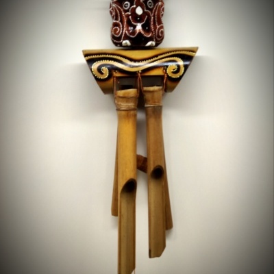 Sino dos ventos artesanal de madeira e bambu com decoração castanha e branca