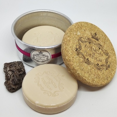 Barra de sabonete e embalagem de lata com tampa de cortiça Essências de Portugal