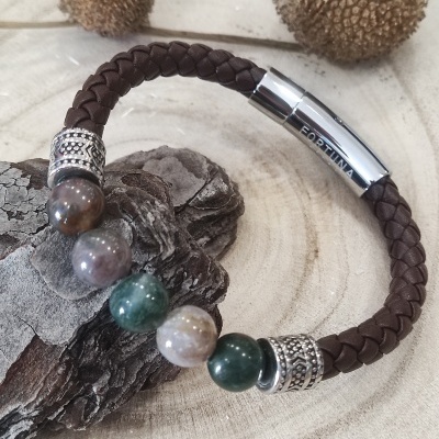 Pulseira com cordão trançado castanho escuro e contas de pedras naturais coloridas, acabamento metálico prateado com texto FORTUN.