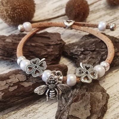 Pulseira de cortiça com flores de metal e contas pérola