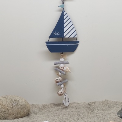 Decoração náutica pendente em madeira em forma de barco azul e branco com conchas marinhas