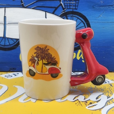 Caneca branca com pega em forma de scooter vermelha e desenho de scooter com palmeiras.