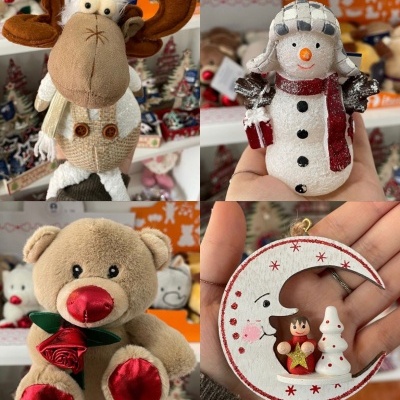 Quatro ornamentos decorativos de Natal: alce, boneco de neve, urso e lua com menino e árvore.