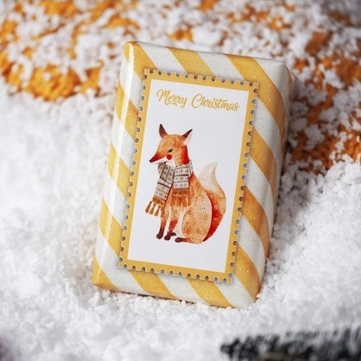 Caixa decorada com tema de Natal, raposa em etiqueta com texto 'Merry Christmas'
