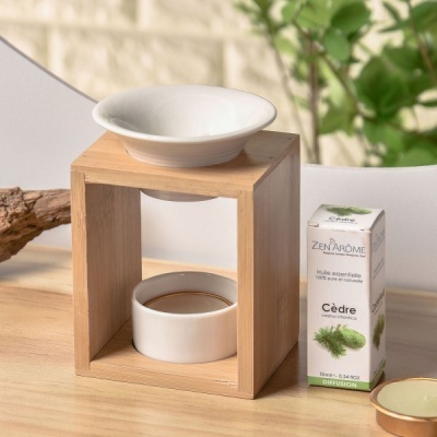 Difusor de óleo essencial em madeira clara com suporte cerâmico branco e caixa de óleo essencial Zen Arome Cèdre atlas.