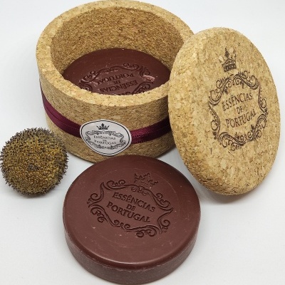 Embalagem redonda de cortiça com sabão redondo castanho e ouriço-do-mar seco