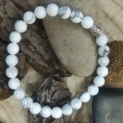 Pulseira de contas brancas com veios cinzentos e conta metálica prateada