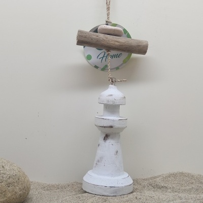 Suspensão decorativa branca em forma de farol com corda e placa 'Home'