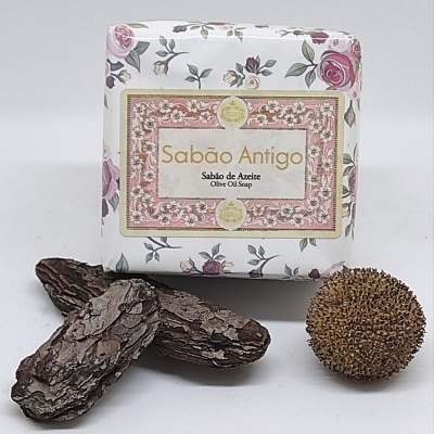 Sabonete Sabão Antigo com casca de árvore e semente sobre fundo branco