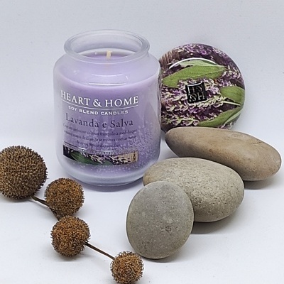 Vela aromática lavanda e salva HEART & HOME com pedras e frutos secos em fundo branco