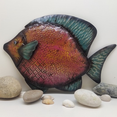 Peixe decorativo em metal pintado com textura em relevo e pedras e conchas naturais