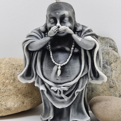 Vela decorativa em forma de Buda cinzento a tapar a boca