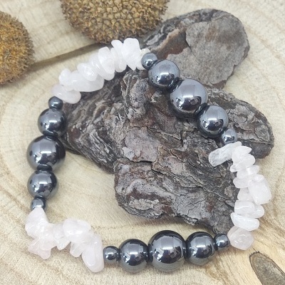 Pulseira de contas pretas e pedras transparentes sobre madeira rústica