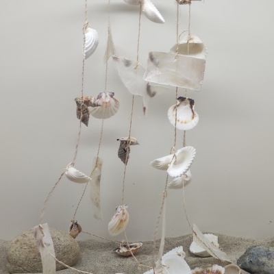 Móvel decorativo de conchas naturais pendurado