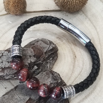 Pulseira preta de couro trançado com contas vermelhas e fecho metálico prateado