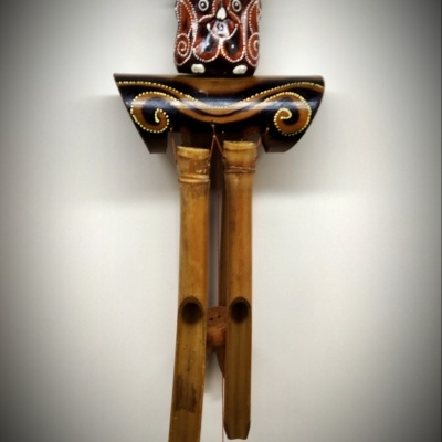 Móvel artesanal suspenso com cerâmica decorada e bambu natural