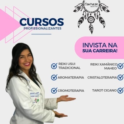 Mulher com bata branca apresenta lista de cursos profissionalizantes com texto e logo ao fundo