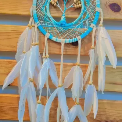 Pendurador de sonhos azul com árvore e penas brancas