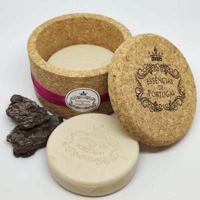 Sabonete redondo creme com embalagem de cortiça e pedaços de cortiça ou madeira escura