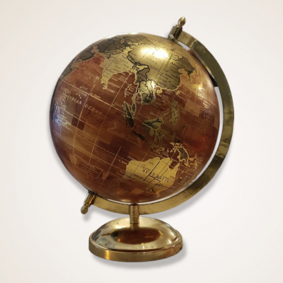 Globo terrestre decorativo dourado e castanho sobre fundo branco