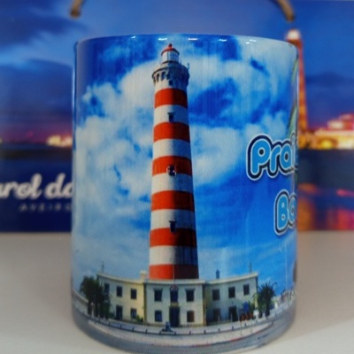 Caneca com imagem do Farol da Barra Aveiro em cerâmica azul e branca.