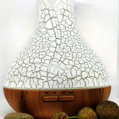 Difusor de aromas de cerâmica branca com base de madeira e detalhes craquelados