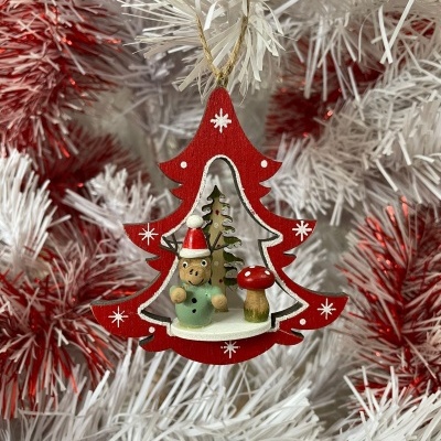 Enfeite de Natal em forma de árvore vermelha com urso de Pai Natal e cogumelo