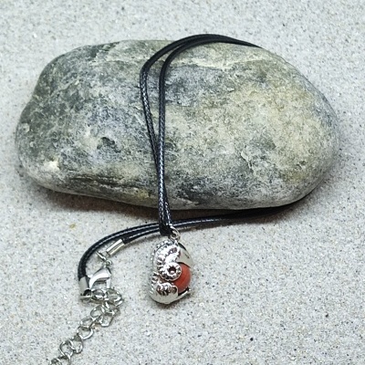 Colar com pingente amonite prateado e detalhe vermelho sobre pedra cinzenta