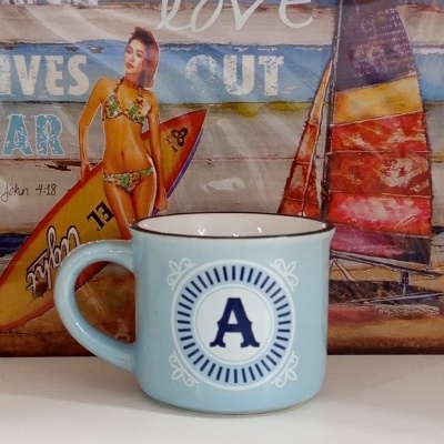 Caneca azul com letra A azul em círculo decorativo