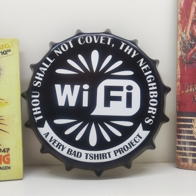 Decorativo redondo preto e branco com texto Wi Fi e frases em inglês, entre livros