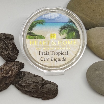 Recipiente de cera líquida HEART & HOME Praia Tropical com decoração natural ao redor.