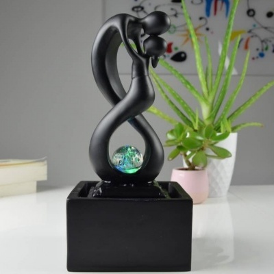 Fonte decorativa de casal preto com esfera azul em base quadrada preta