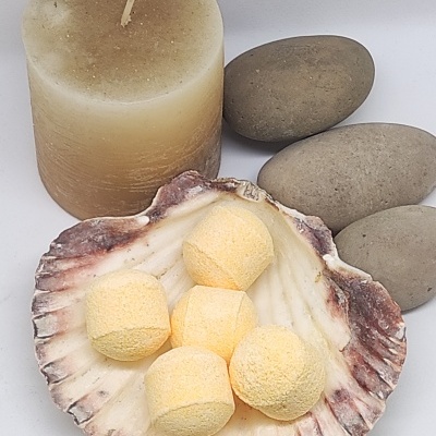 Velão, bolas efervescentes amarelas em concha e pedras ovais cinzentas