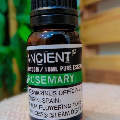 Frasco de óleo essencial de alecrim com etiqueta detalhada em inglês