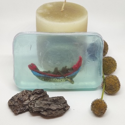 Sabonete transparente com barco, vela creme, casca de árvore e frutos secos