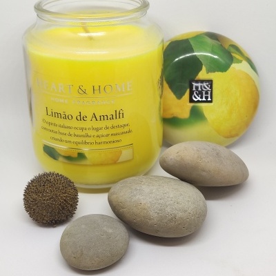 Vela aromática Limão de Amalfi Heart & Home com pedras naturais