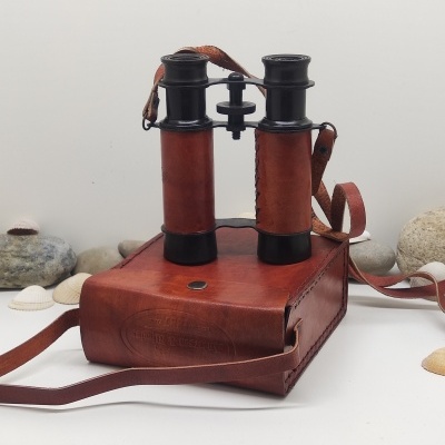 Binóculos vintage em couro castanho com estojo e decoração de conchas e pedras
