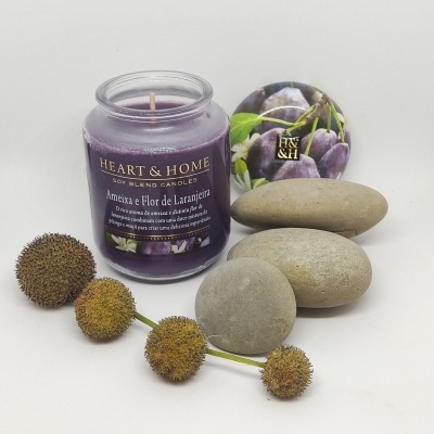 Vela roxa Ameixa e Flor de Laranjeira com pedras cinza e bolbos marrons num fundo branco