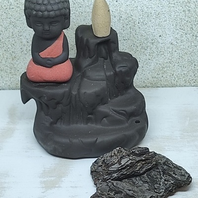 Incensário de Buda em cerâmica preta com túnica vermelha e cone de incenso